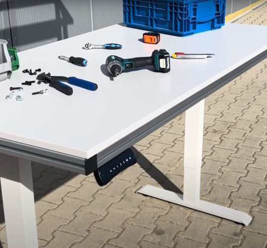 Electrically height-adjustable table made of aluminum profiles