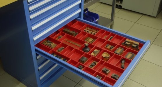 Division of plastic and metal drawers
