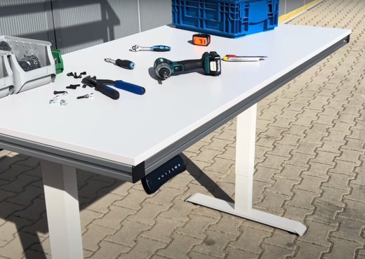 Electrically height-adjustable table made of aluminum profiles